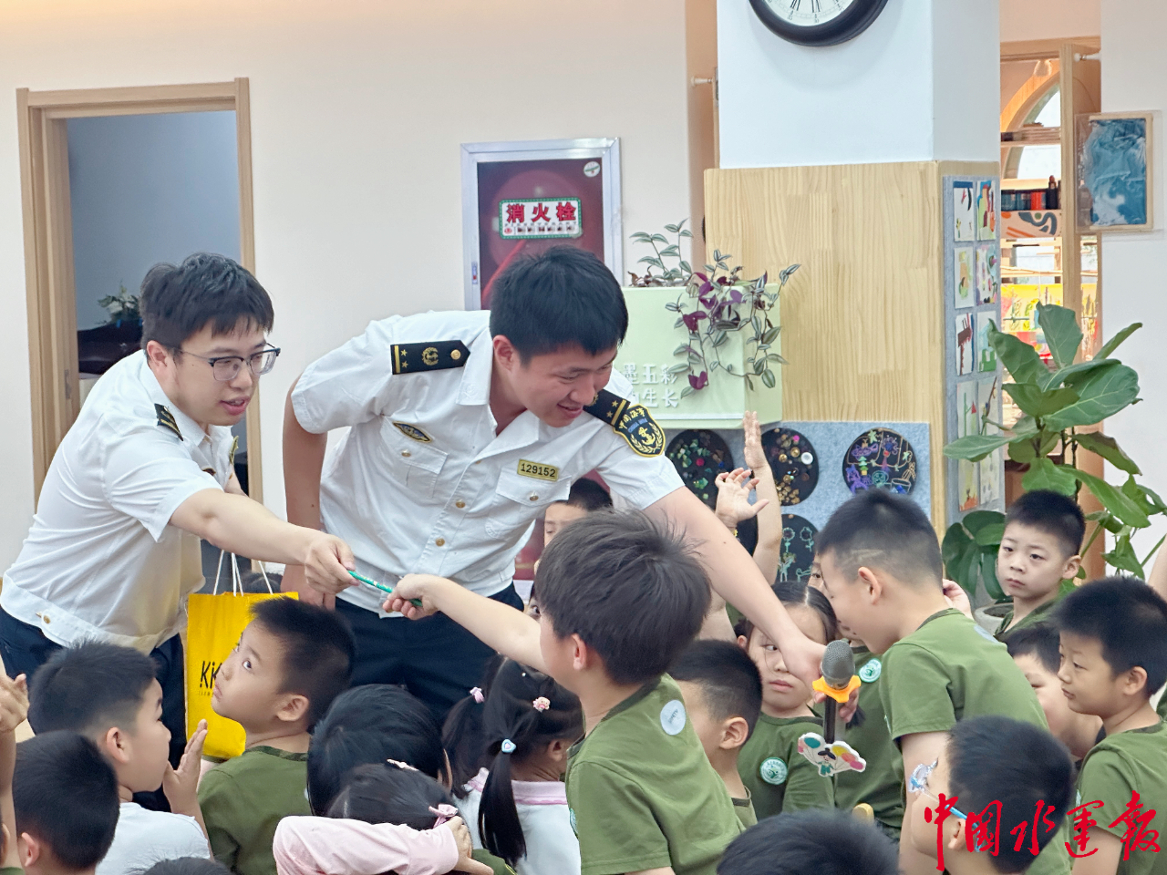 江苏海事局 媒体聚焦 【中国水运报】首次！皖苏海事联合走进部队幼儿园开展水上交通安全知识进校园活动